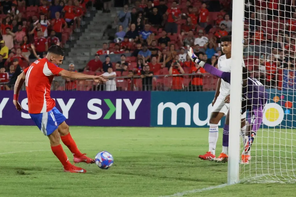 Lucas Cepeda le anotó a Panamá de esta distancia. (Dragomir Yankovic/Photosport).