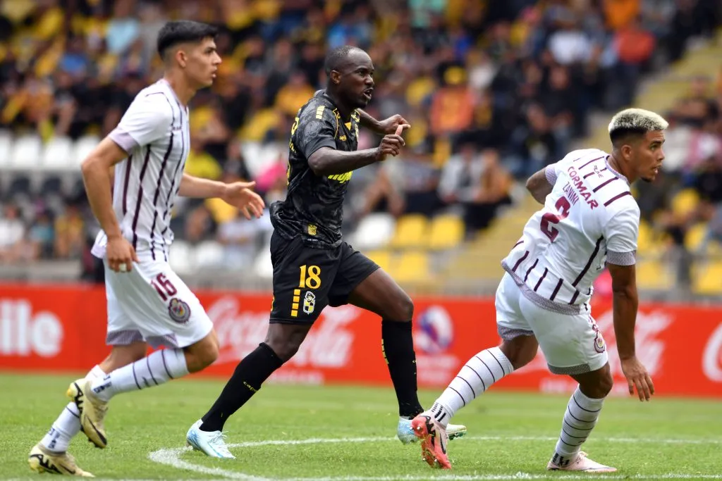 Andrés Zanini marca a Cecilio Waterman en el clásico de la región de Coquimbo. (Alejandro Pizarro Ubilla/Photosport).
