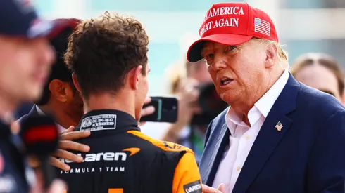 Donald Trump habla con un piloto durante el Gran Premio de F1 de Miami.
