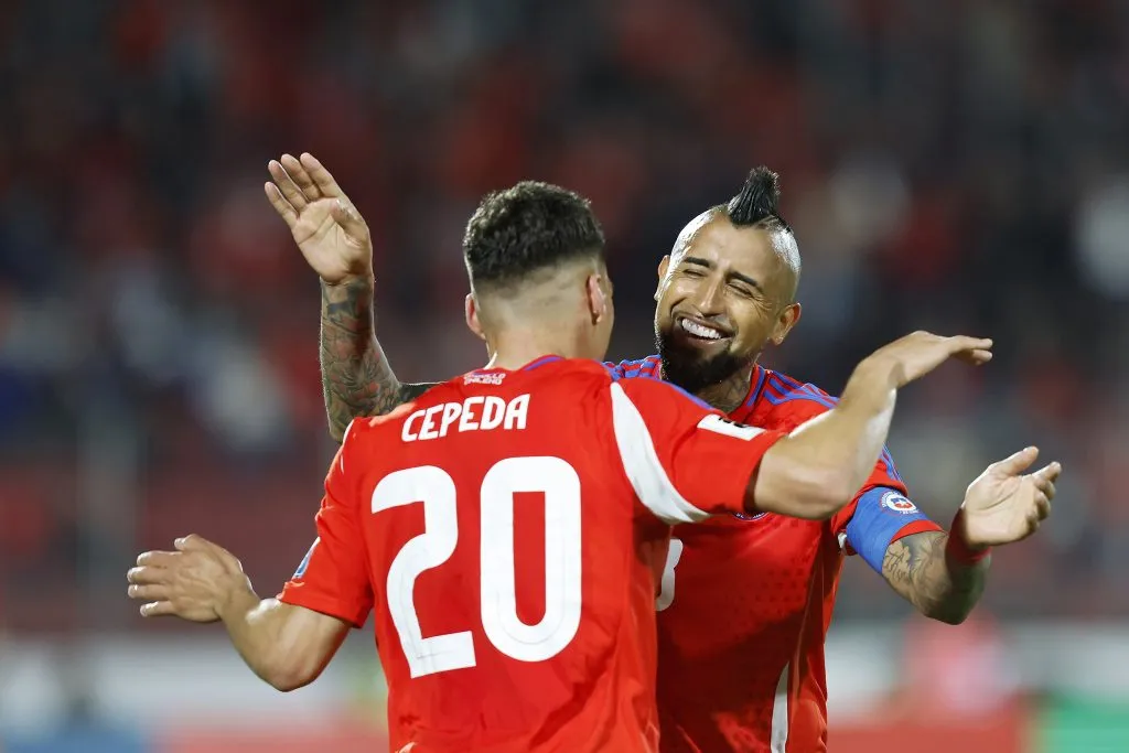 Arturo Vidal felicita a Lucas Cepeda por uno de sus dos goles frente a Venezuela en las Eliminatorias. (Pepe Alvujar/Photosport).