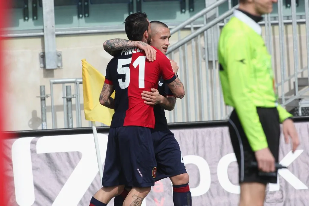 Pinilla y Nainggolan se hicieron muy cercanos en el Cagliari. (Enrico Locci/Getty Images).