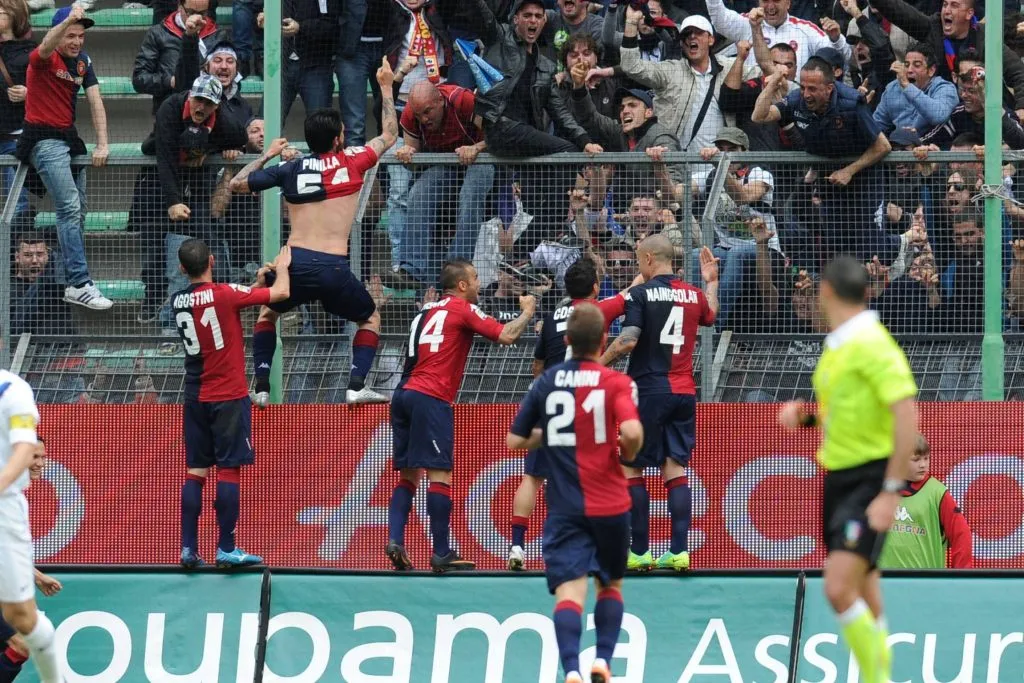 Nainggolan celebra un gol de Mauricio Pinilla en el Cagliari. (Foto: Imago).