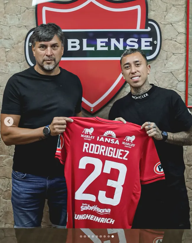 Martín Rodríguez junto a Gioino, presidente de Ñublense. (Foto: Ñublense SADP).