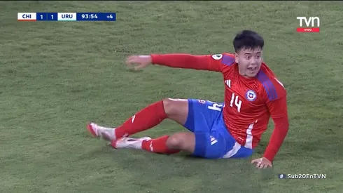 Ignacio Vásquez tendido en el pasto.