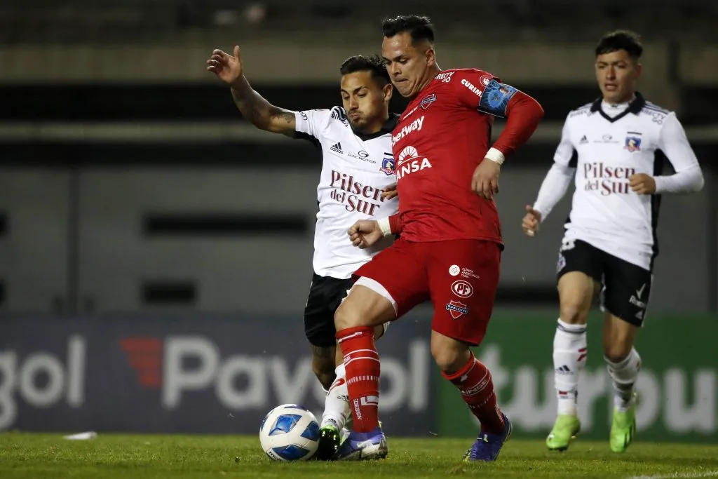 Nicolás Vargas en acción por Ñublense ante Colo Colo. (Andres Pina/Photosport).