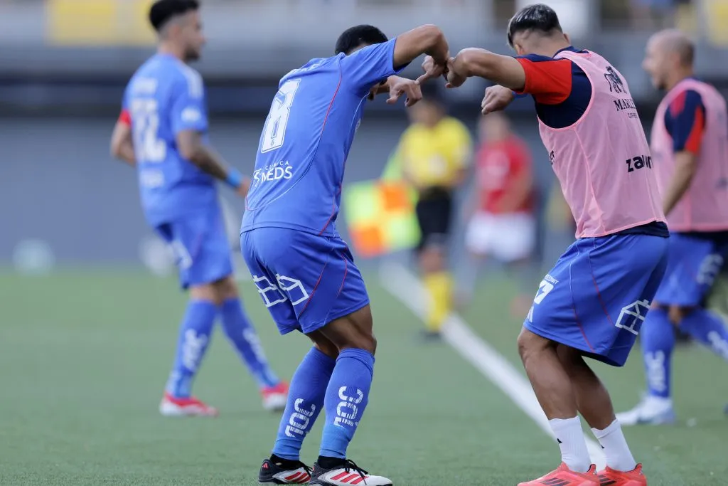Parte del baile entre Israel Poblete y Fabián Hormazábal. (Javier Torres/Photosport).