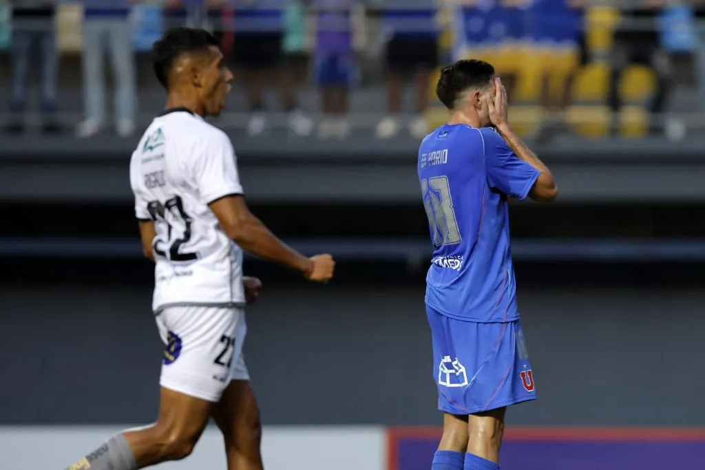 Lucas di Yorio no pudo aprovechar la pena máxima. (Javier Torres/Photosport).