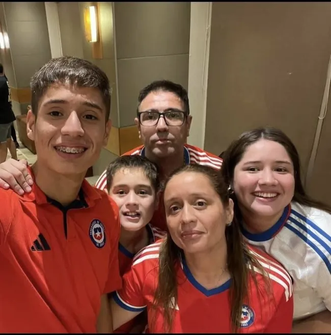 La familia de Iván Román apoya la carrera futbolística de su hijo