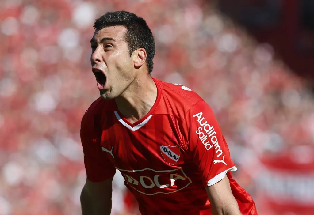 Sebastián Penco festeja un gol en Independiente ante Racing. (Javier Garcia Martino / Photogamma).