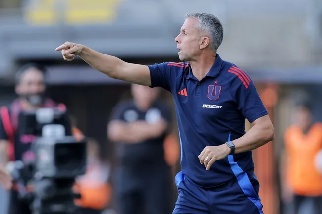 El entrenador de Universidad de Chile, Gustavo Álvarez, durante el partido contra Santiago Morning (Photosport).