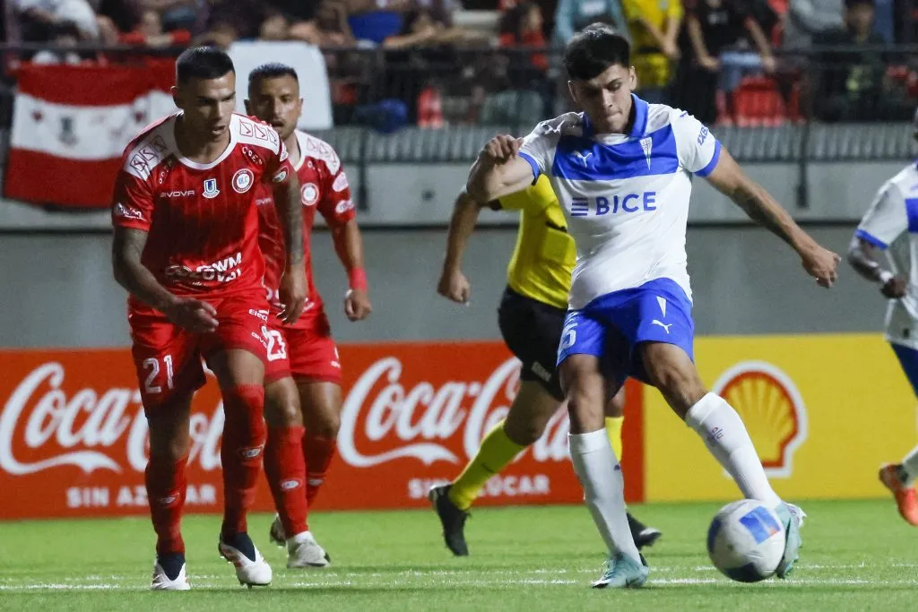 Diego Corral dejó atrás al uruguayo Álvarez Wallace con una acción de mucha calidad. (Andrés Piña/Photosport).