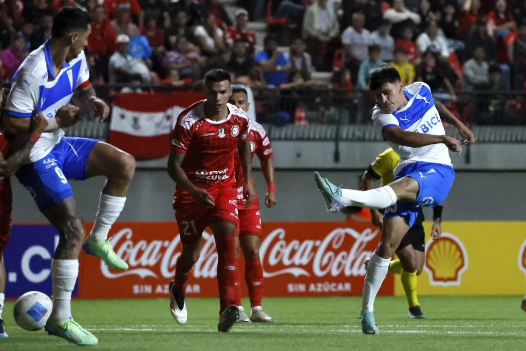 El zurdazo de Diego Corral que significó el 2-2 en el estadio Nicolás Chahuán Nazar. (Andres Pina/Photosport).