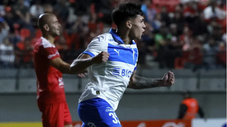 Diego Corral celebra su primer gol como profesional en la Católica.