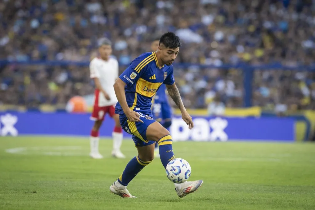 Williams Alarcón en acción ante Huracán, su ex equipo. (Foto: Manuel Cortina | Imago).