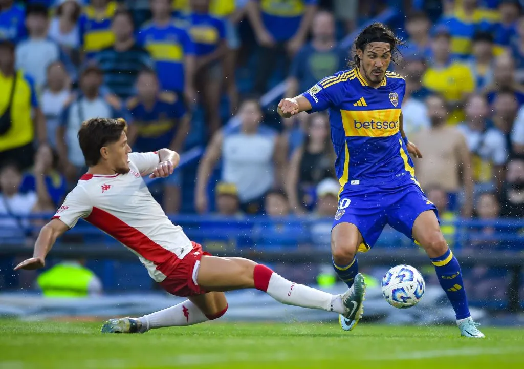 Leonardo Gil intenta bloquear un avance de Edinson Cavani. (Marcelo Endelli/Getty Images).