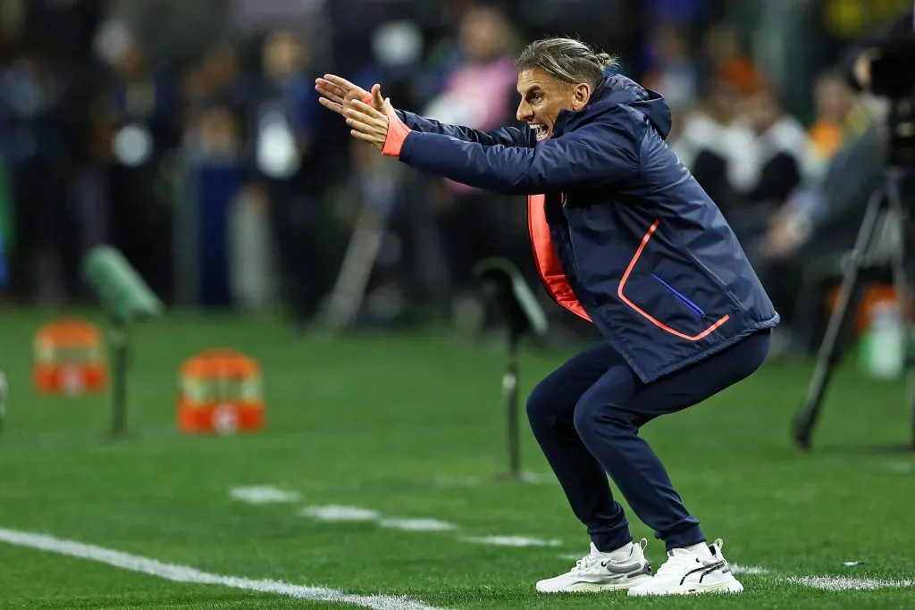 Sebastián Beccacece da indicaciones ante Brasil. (Foto: Heuler Andrey | Imago).