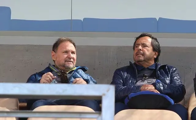 Daniel Schapira (izquierda) dejó sus acciones de Azul Azul en garantía por un precio cuestionable