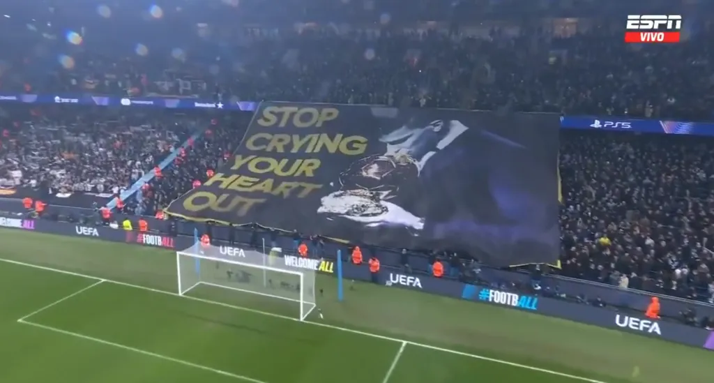 Con la canción “Stop Crying Your Heart Out” de Oasis, los hinchas del Manchester City le tocaron la oreja a Vinicius. Foto: ESPN.