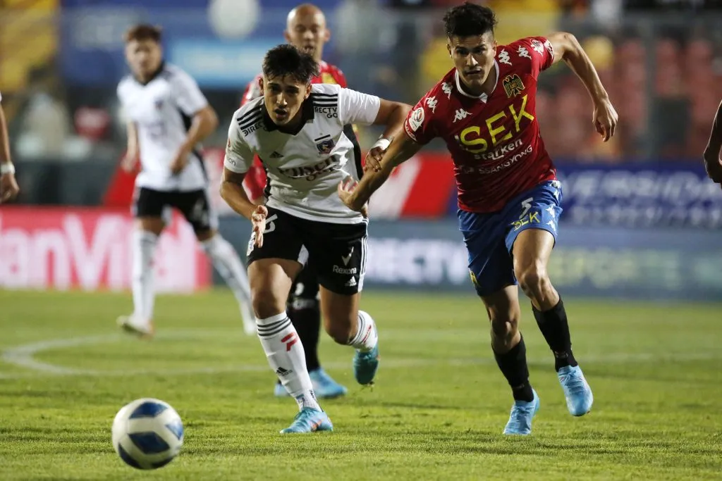 Thomas Galdames le dio la bienvenida a Pablo Solari en Rusia. Foto: Photosport.