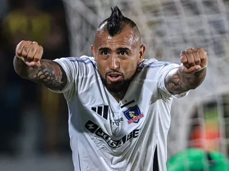 Jardineros podan árbol con la forma de la cara de Arturo Vidal