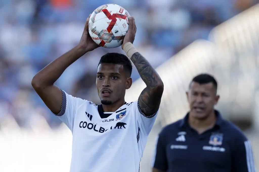 Jorge Almirón estuvo hasta el último partido del 2024 alineando jugadores Sub21 en Colo Colo. | Foto: Photosport.