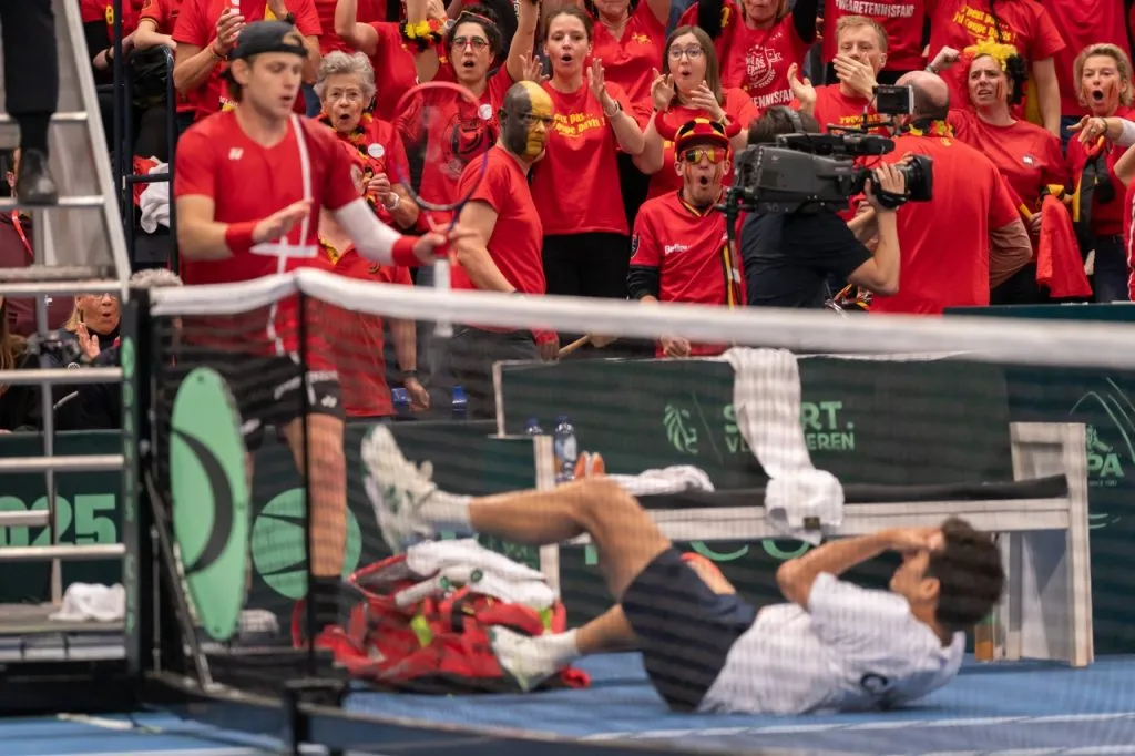 El momento en que Zizou Bergs atacó al chileno Cristian Garin en Copa Davis (Imago)
