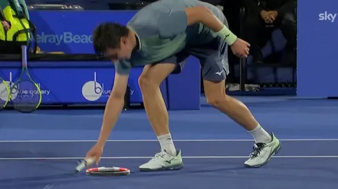 Alexander Shevchenko rompe su raqueta.