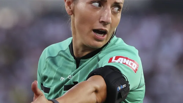 La jueza de este partido, Dione Rissios. La primera mujer en ser árbitra central de un partido de Colo Colo. (Felipe Zanca/Photosport
