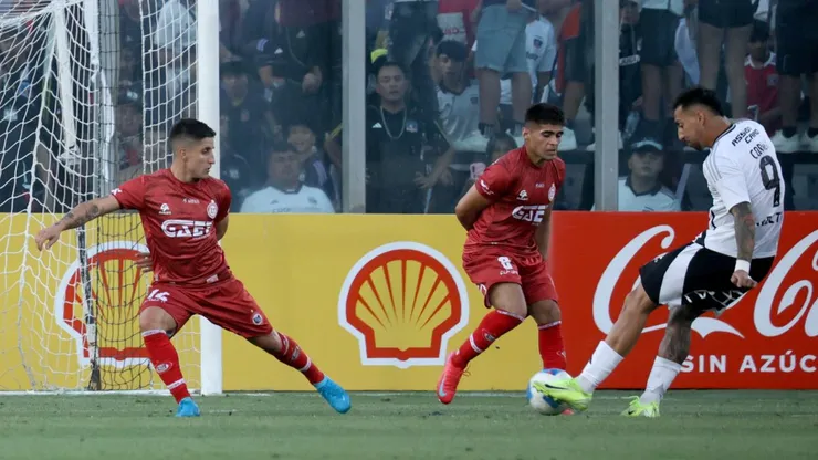 El tiro de Correa que fue el 1-0 de Colo Colo.
(Dragomir Yankovic/Photosport).
