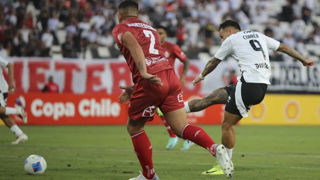 Javier Correa anotó los dos goles de Colo Colo en el primer tiempo.(Dragomir Yankovic | Photosport).
