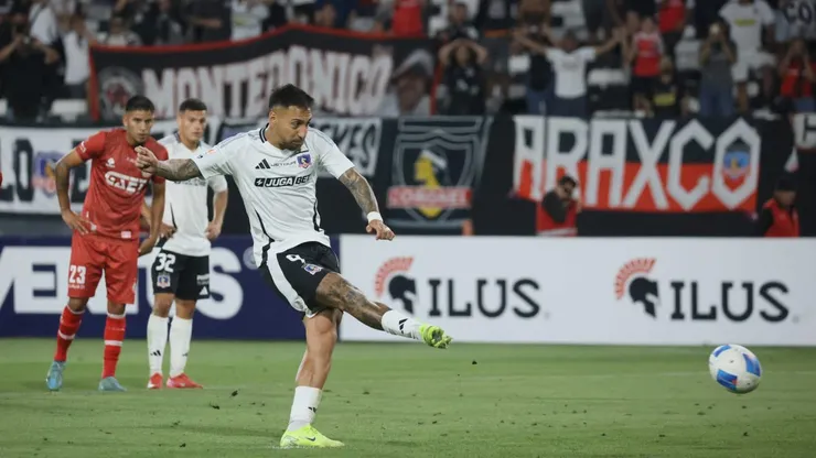 Javier Correa y la ejecución que valió su triplete.
Dragomir Yankovic/Photosport