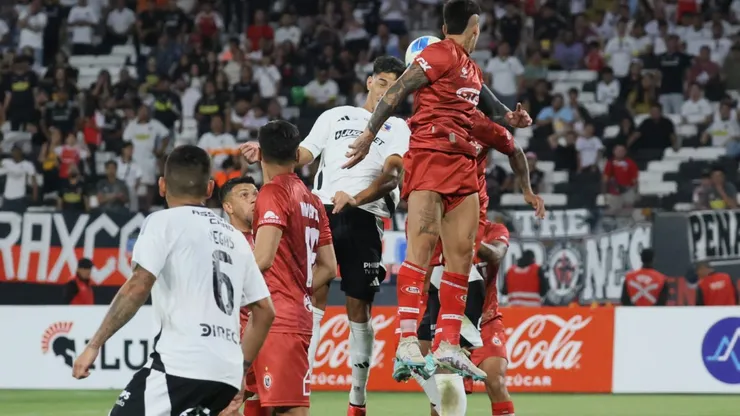 El cabezazo del charrúa de 24 años.
(Dragomir Yankovic/Photosport).