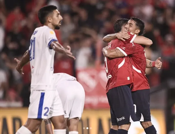 Felipe Loyola abrazó a su compañero de club y selección, Luciano Cabral, tras el golazo que puso el 3-0. (Foto: Independiente).