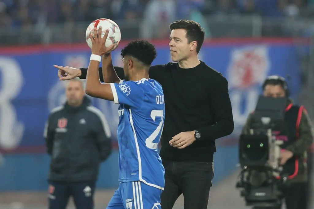 Esteban Solari en acción como DT de Everton ante U de Chile. (Dragomir Yankovic/Photosport).