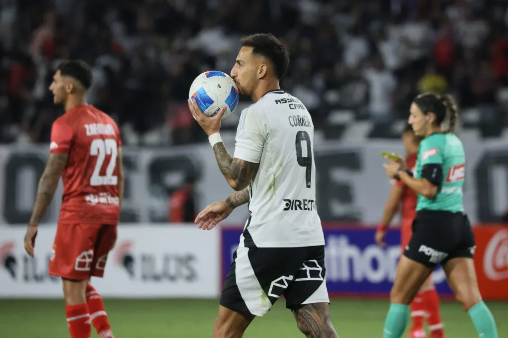 Javier Correa se llevó la pelota para la casa en Colo Colo. Foto: Dragomir Yankovic/Photosport