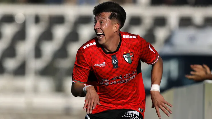 Pablo Parra festeja su gol para Palestino contra Unión Española en la Copa Chile.