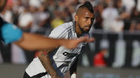 Arturo Vidal puede quedarse sin jugar en Colo Colo por todo febrero.