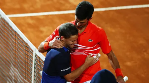 Diego Schwartzman y Novak Djokovic se abrazan tras su partido durante el Masters de Roma de 2019