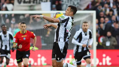 Alexis Sánchez controla el balón en uno de los juegos de Udinese en la liga italiana.