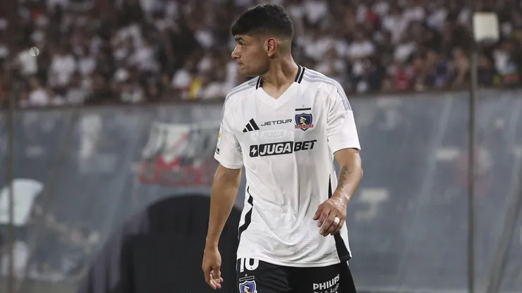 Claudio Aquino con la camiseta de Colo Colo.