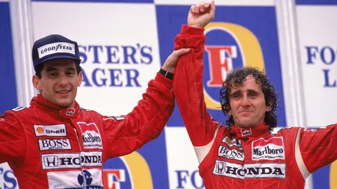 Alain Prost y Ayrton Senna celebran una victoria juntos.