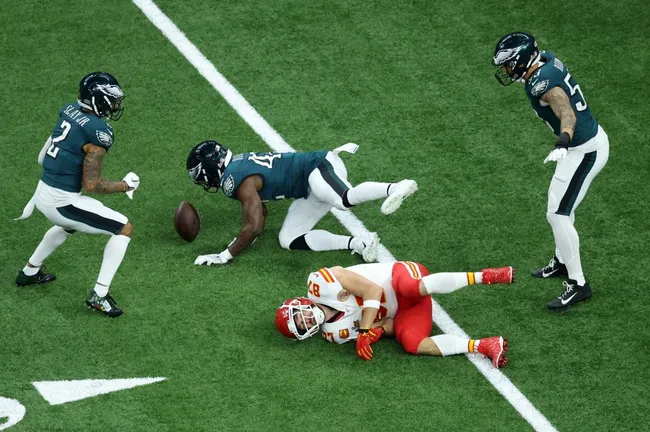 Travis Kelce en el suelo durante el Super Bowl (Getty Images).