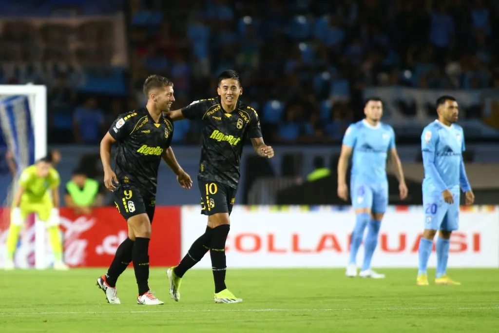 Matías Palavecino celebra ante Deportes Iquique junto a Nicolás Johansen. (Alex Diaz/Photosport).