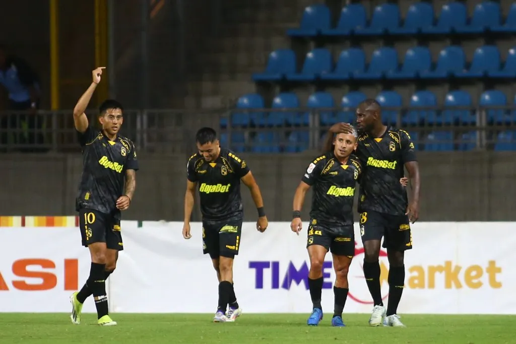 Matías Palavecino, Cabrera, Donadell y Waterman festejan el 3-0 de Coquimbo. (Alex Diaz/Photosport).