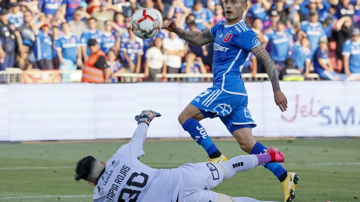 Charles Aránguiz y este golazo ante Diego Tapia. (Foto: Andrés Piña | Photosport).