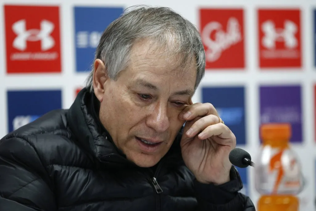 Ariel Holan emocionado en su despedida de la UC. (Javier Salvo | Photosport).