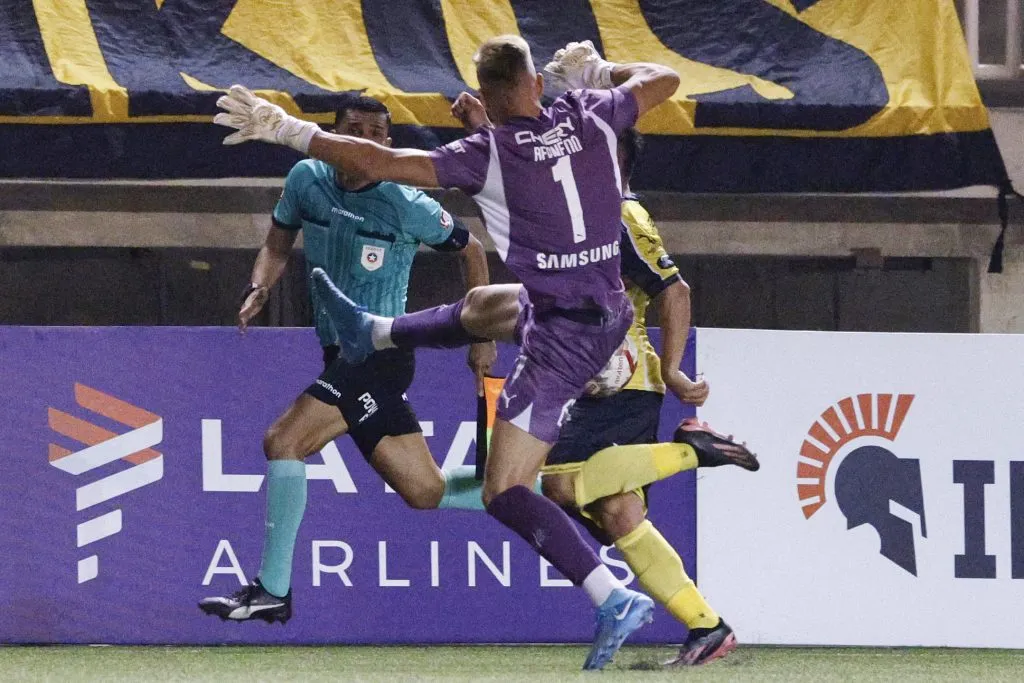 Vicente Bernedo en acción ante los Canarios. (Martin Thomas/Photosport).