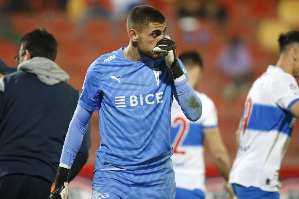 Thomas Gillier estará ausente al menos por tres meses en la Católica. (Dragomir Yankovic/Photosport).