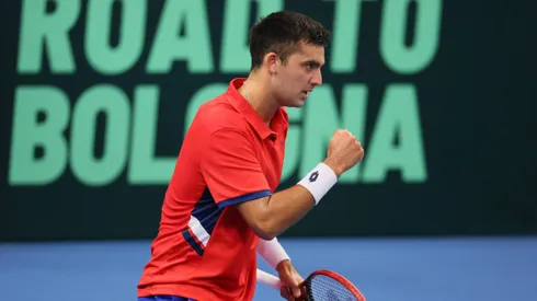 Tomás Barrios jugando por Chile ante Bélgica en la Copa Davis.