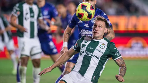 Bruno Barticciotto en acción ante el Mazatlán, rival al que le anotó su primer gol en suelo azteca.